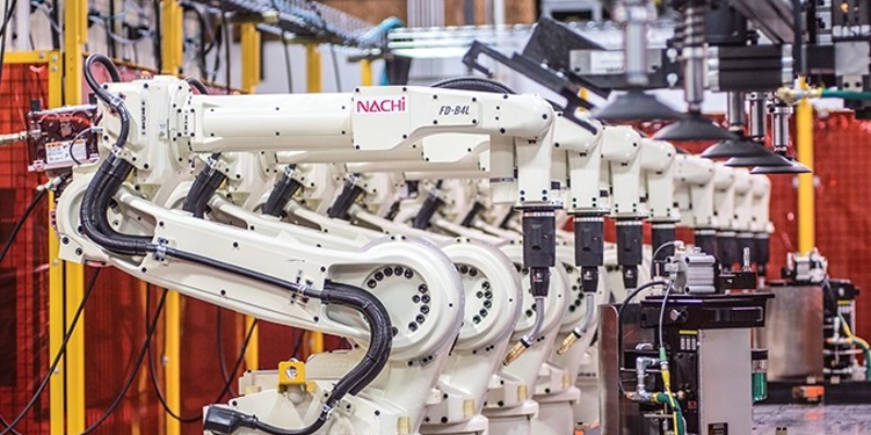 robot và cánh tay robot trong tự động hóa công nghiệp