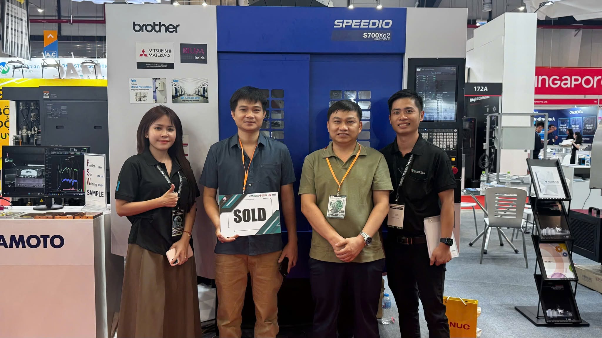 Khách hàng đầu tư máy CNC ngay tại sự kiện