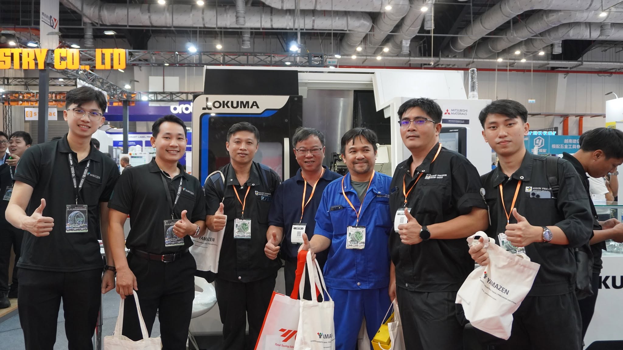 Khách hàng đầu tư máy CNC ngay tại sự kiện